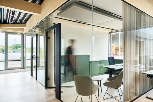 Verwaltungsbereich des Projekts Bropack mit verglasten Büros, Besprechungszone und direktem Blick in die Produktion – geplant von arcplus Architekturbüro