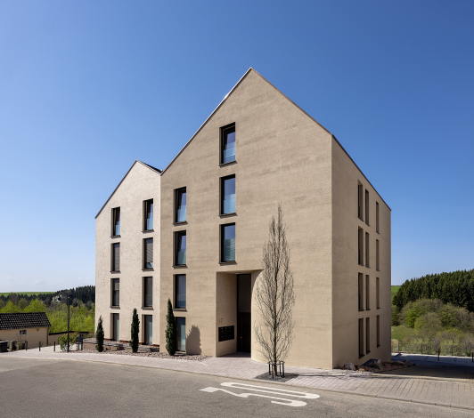 Modernes Wohngebäude in Dornstetten mit Satteldach, strukturierter Putzfassade und regelmäßig angeordneten Fenstern umgesetzt von arcplus Freudenstadt