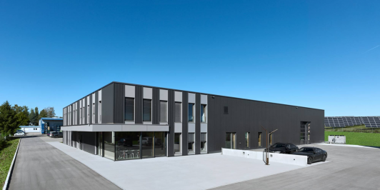 Gesamtansicht des Standorts Gläser in Horb mit Verwaltungsgebäude und Produktionshalle sowie moderner Fassadengestaltung geplant und umgesetzt arc+ Freudenstadt