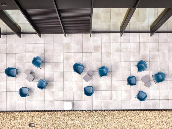 Draufsicht auf die Dachterrasse des HF Mixing Neubaus mit geometrisch angeordneten Sitzgruppen – geplant und umgesetzt von arcplus.