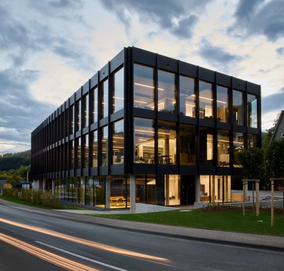 Der Neubau für HF Mixing in Freudenberg schafft eine zentrale, moderne Arbeitswelt und ersetzt die historisch gewachsene, fragmentierte Standortstruktur – geplant und realisiert von arcplus.