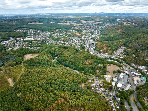 Luftaufnahme von Freudenberg im Siegerland mit dem Standort von HF Mixing – Neubau geplant und umgesetzt von arcplus zur Stärkung des Unternehmens im ländlichen Umfeld.