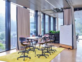 Flexibler Besprechungs- und Projektraum im HF Mixing Neubau mit mobiler Whiteboard-Lösung, großflächiger Verglasung und offener Arbeitsstruktur – geplant und umgesetzt von arcplus