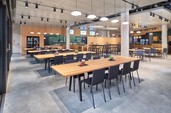 Der von arcplus realisierte Neubau für HF Mixing integriert ein großzügiges Mitarbeiterrestaurant als zentralen Ort für Austausch und Begegnung