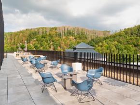 Großzügige Dachterrasse im HF Mixing Neubau mit Sitzgruppen und Blick auf die umliegende Landschaft – geplant und umgesetzt von arcplus.