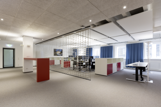 Modernes Open-Space-Büro mit höhenverstellbaren Arbeitsplätzen, transparenter Zonierung und flexiblen Arbeitsbereichen nach der Bestandssanierung des Büro am Vorstadtplatz für Häfele in Nagold. Bauherr: Häfele SE & Co KG. Ort: Nagold. Geplant und umgesetzt von arc+ GmbH Freudenstadt.