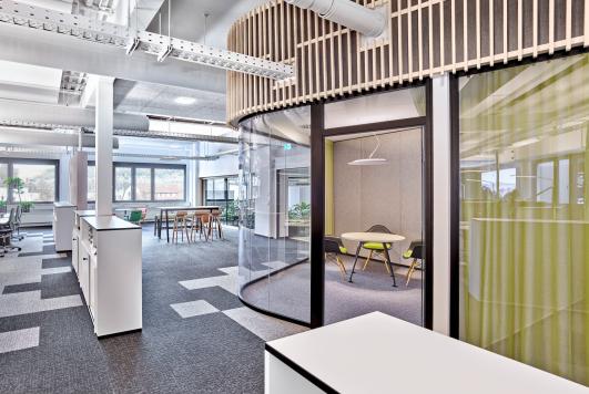 Innovative Kommunikations- und Besprechungsbereiche in der Häfele Hauptverwaltung in Nagold mit flexiblen Meetingräumen, offenen Arbeitsflächen und hochwertiger Innenarchitektur zur Förderung von Zusammenarbeit und Austausch. Bauherr: Häfele. Ort: Nagold. Geplant und umgesetzt von arc+ GmbH Freudenstadt.