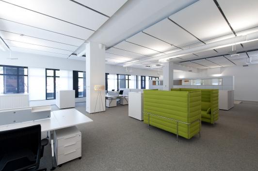 Sanierte Bürofläche bei Hansgrohe in Schiltach mit offenen Arbeitsplätzen, akustisch abgeschirmten Sitznischen und klarer Raumstruktur – geplant von arcplus und Vitra Interior Design