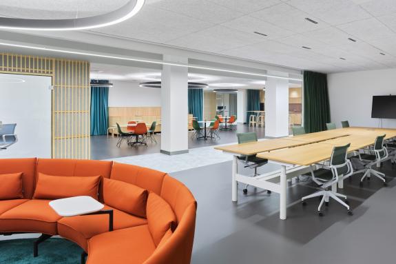 Offene Büro- und Kommunikationsbereiche im Hansgrohe FlexWork Schiltach mit flexiblen Arbeitsplätzen, Besprechungstischen und Lounge-Möbeln – geplant von arc plus Freudenstadt