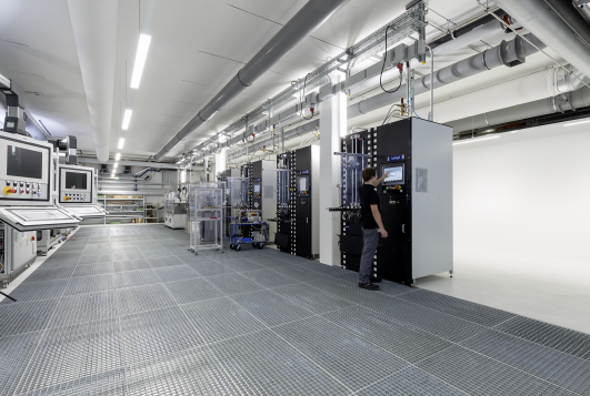 Im neuen zentralen Laborgebäude der Hansgrohe SE werden auf rund 1.600 m² alle Prüf- und Entwicklungsbereiche gebündelt – realisiert von arcplus