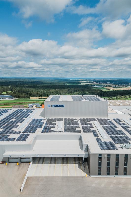 „Logistikgebäude von Homag in Schopfloch mit großflächiger Photovoltaikanlage, moderner Industriearchitektur und nachhaltigem Energiekonzept.“
