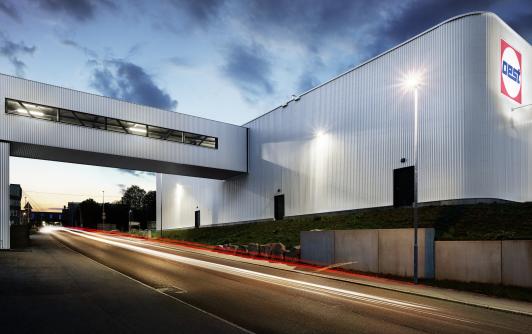 Logistikbrücke als funktionale Verbindung zwischen Produktions- und Versandgebäude im Projekt Oest, umgesetzt von arc+