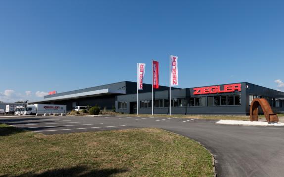 Außenansicht des neuen Unternehmensstandorts von Ziegler Dornhan mit Lagerhalle, Verwaltungsbereich und Ausstellungsflächen in moderner Industriearchitektur – geplant und umgesetzt von arc+ Freudenstadt