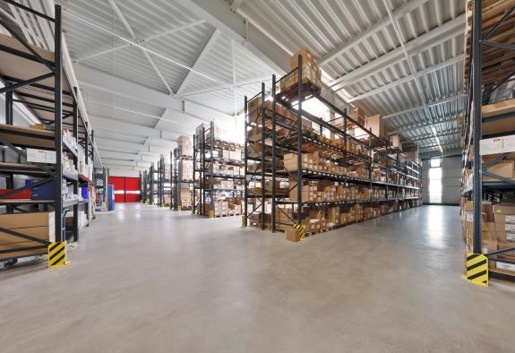 Moderne Lagerhalle mit Hochregalen, großzügigen Lagerflächen und optimierter Materiallogistik für effiziente Warenprozesse – geplant und umgesetzt von arc+ Freudenstadt