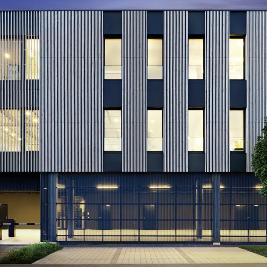 Detailansicht der vorgehängten, vertikal gegliederten Fassadenkonstruktion des Bürogebäudes ›Büro am Stadtbahnhof‹ mit regelmäßigem Fensterachsenraster , von arc+ Architekten als eigenes Büro geplant und realisiert