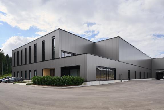 Neubau des Logistik- und Verwaltungsgebäudes der SHW Logistik und Vertrieb GmbH für einen Hersteller von Schmiedeprodukten, Handwerkzeugen sowie Lösungen für Garten-, Forst-, Landwirtschafts- und Kommunaltechnik in Freudenstadt. Bauherr: SHW Logistik und Vertrieb GmbH. Geplant und umgesetzt von arc+ GmbH Freudenstadt.