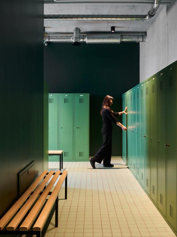 Modern gestalteter Umkleidebereich mit großzügigen Spinden, Sitzbänken und funktionaler Ausstattung für Mitarbeitende im Logistik- und Verwaltungsgebäude der SHW Logistik und Vertrieb GmbH, Hersteller von Schmiedeprodukten, Handwerkzeugen sowie Lösungen für Garten-, Forst-, Landwirtschafts- und Kommunaltechnik, in Freudenstadt. Bauherr: SHW Logistik und Vertrieb GmbH. Geplant und umgesetzt von arc+ GmbH Freudenstadt.