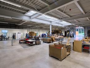 Großzügige Produktions- und Logistikhalle mit modernen Arbeitsbereichen, Lagerflächen und optimierten Materialflüssen im Logistik- und Verwaltungsgebäude der SHW Logistik und Vertrieb GmbH, Hersteller von Schmiedeprodukten, Handwerkzeugen sowie Lösungen für Garten-, Forst-, Landwirtschafts- und Kommunaltechnik, in Freudenstadt. Bauherr: SHW Logistik und Vertrieb GmbH. Geplant und umgesetzt von arc+ GmbH Freudenstadt.